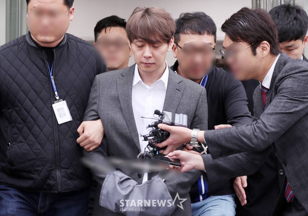 필로폰 투약 혐의를 받고 있는 가수 겸 배우 박유천이 26일 오후 구속 전 피의자 심문 영장실질심사를 받은 뒤 수원남부경찰서로 향하고 있다. /사진=김휘선 기자 hwijpg@