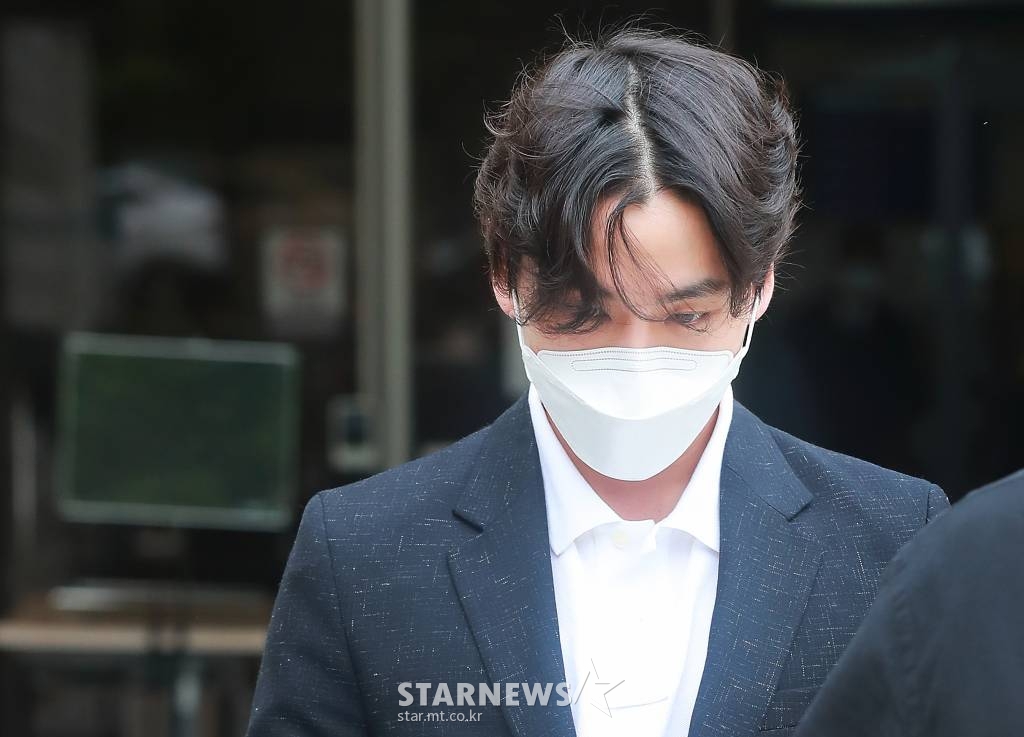 대마초 상습 흡연 혐의를 받고 있는 그룹 비투비 전 멤버 정일훈이 20일 오후 서울 서초구 서울중앙지방법원에서 열린 2차 공판을 마친뒤 청사를 나서고 있다. /사진=이동훈 기자 photoguy@