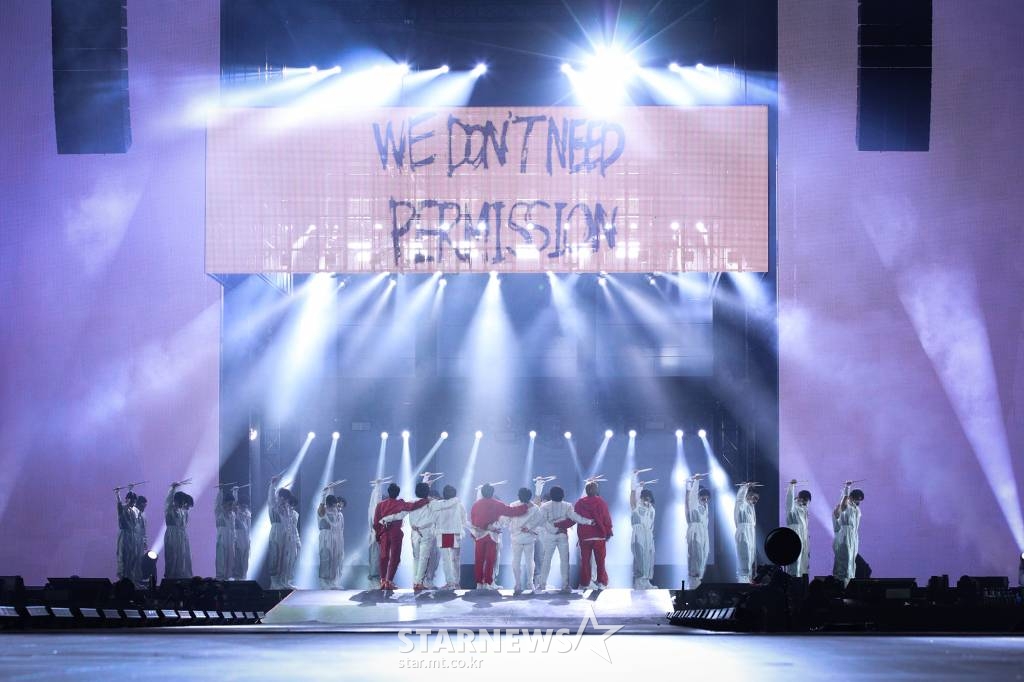 서울 잠실종합운동장 주경기장에서 열린 콘서트 'BTS 퍼미션 투 댄스 온 스테이지-서울'에서 공연하고 있다. 코로나19 이후 국내 팬들을 만나는 건 2년반 만이다. 빅히트 뮤직 제공 /사진=이동훈 기자 photoguy@