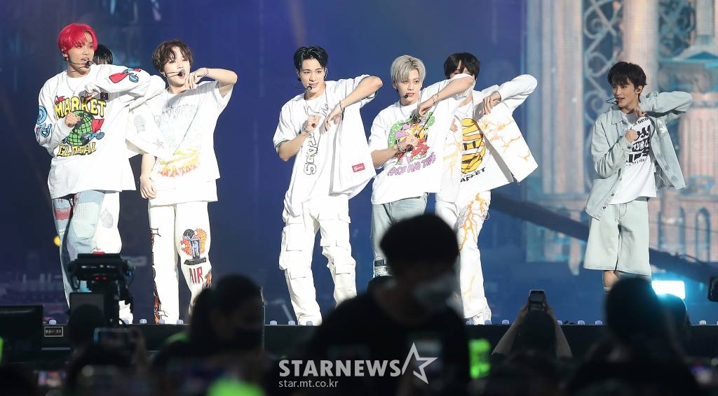 그룹NCT드림이 20일 오후 경기 수원월드컵경기장에서 열린 'SMTOWN LIVE 2022 : SMCU EXPRESS @HUMAN CITY_SUWON'에서 멋진 무대를 선보이고 있다. 이번 콘서트에는 강타, 보아, 동방신기, 슈퍼주니어, 소녀시대, 태연, 효연, 샤이니 키, 민호, 엑소 수호, 시우민, 첸, 디오, 카이, 레드벨벳, NCT, 에스파, 갓 더 비트 등 SM 아티스트들이 총 출동해 화려한 무대를 꾸몄다. 'SMTOWN LIVE 2022 : SMCU EXPRESS'는 'SMCU EXPRESS'를 타고 세계 주요 도시를 순회하는 콘셉트로, 오는 27~29일 3일간 일본 도쿄돔에서도 개최된다. 2022.08.20 /사진=김창현 기자 chmt@
