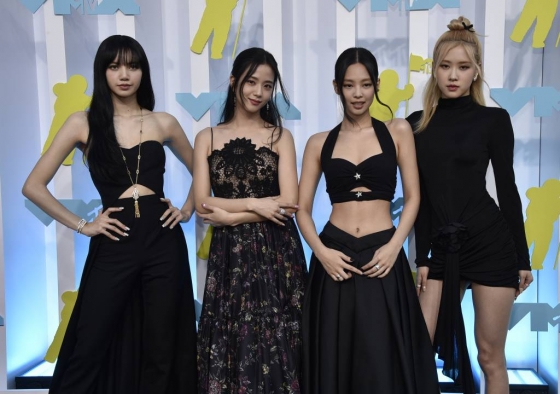 [뉴어크=AP/뉴시스] 그룹 블랙핑크가 28일(현지시간) 미 뉴저지주 뉴어크의 프루덴셜 센터에서 열리는 ‘2022 MTV 비디오 뮤직 어워즈’(VMA)에 참석해 포토타임을 갖고 있다. 블랙핑크는 올해의 그룹, 베스트 메타버스 퍼포먼스, 베스트 K팝(리사) 등 총 3개 부문 후보에 올랐다. 왼쪽부터 리사, 지수, 제니, 로제. 2022.08.29.
