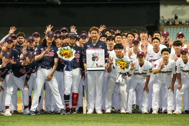 이대호(가운데)를 중심으로 롯데와 키움 양 팀 선수단이 31일 서울특별시 구로구 고척스카이돔에서 열릴 롯데 자이언츠와 2022 신한은행 SOL KBO리그 정규시즌 홈경기를 앞두고 열린 은퇴투어 행사에서 기념 사진을 촬영하고 있다./사진=키움 히어로즈