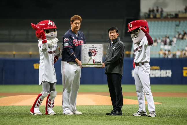 이대호(왼쪽에서 두 번째)가 31일 서울특별시 구로구 고척스카이돔에서 열릴 롯데 자이언츠와 2022 신한은행 SOL KBO리그 정규시즌 홈경기를 앞두고 위재민 키움 히어로즈 대표이사로부터 기념 피규어를 전달받고 있다./사진=키움 히어로즈
