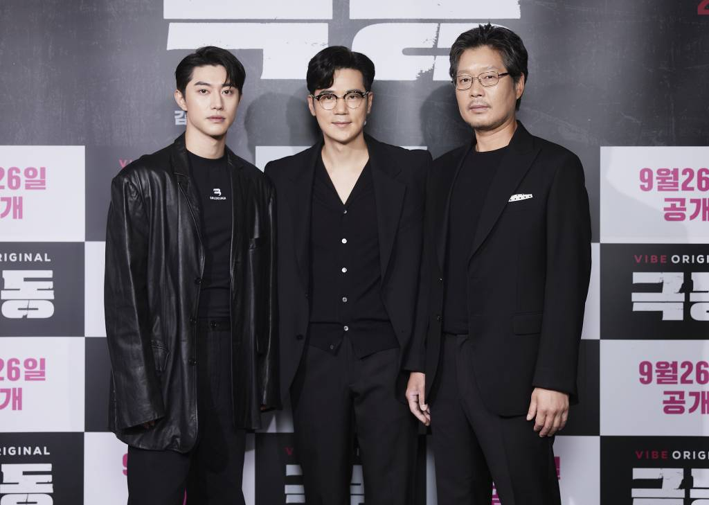 배우 곽동연, 김강우, 유재명이 1일 오전 온라인 생중계로 진행된 오디오무비 '극동'(감독 곽경택) 제작발표회에 참석해 포즈를 취하고 있다.   세계 평화를 위협할 천문학적 규모의 비자금을 차지하려는 자들이 벌이는 일촉즉발 첩보 스릴러 '극동'은 오는 26일 네이버 바이브를 통해 공개된다. /사진제공=네이버바이브 2022.09.01 /사진=이동훈 기자 photoguy@