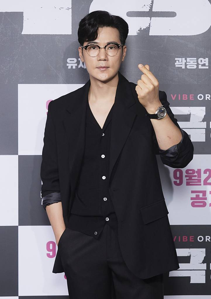 배우 김강우가 1일 오전 온라인 생중계로 진행된 오디오무비 '극동'(감독 곽경택) 제작발표회에 참석해 포즈를 취하고 있다.   세계 평화를 위협할 천문학적 규모의 비자금을 차지하려는 자들이 벌이는 일촉즉발 첩보 스릴러 '극동'은 오는 26일 네이버 바이브를 통해 공개된다. /사진제공=네이버바이브 2022.09.01 /사진=이동훈 기자 photoguy@