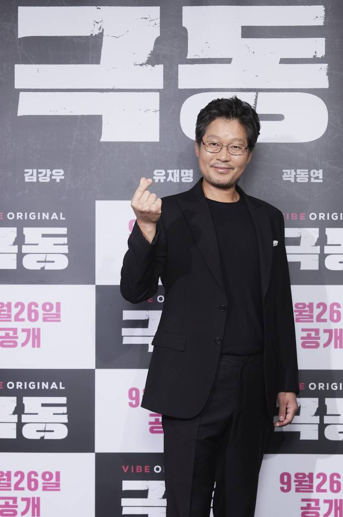 배우 유재명이 1일 오전 온라인 생중계로 진행된 오디오무비 '극동'(감독 곽경택) 제작발표회에 참석해 포즈를 취하고 있다.   세계 평화를 위협할 천문학적 규모의 비자금을 차지하려는 자들이 벌이는 일촉즉발 첩보 스릴러 '극동'은 오는 26일 네이버 바이브를 통해 공개된다. /사진제공=네이버바이브 2022.09.01 /사진=이동훈 기자 photoguy@