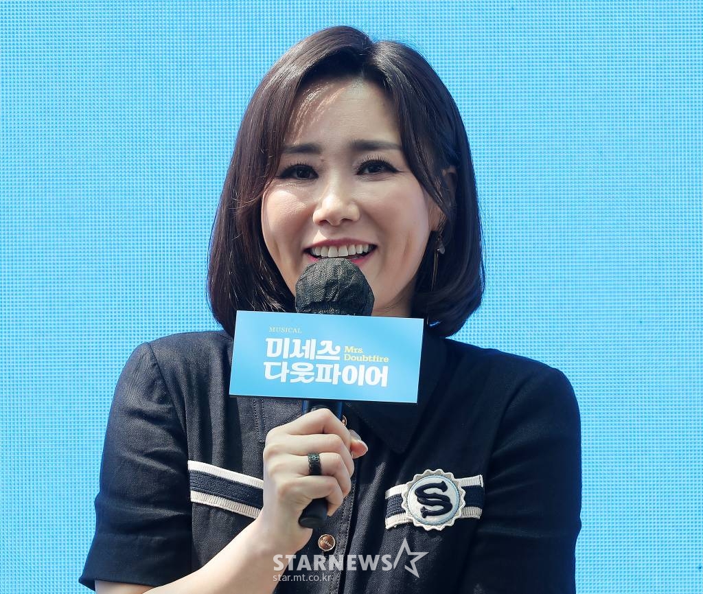 뮤지컬배우 신영숙이 19일 오후 서울 중구 앰배서더 서울 풀만 호텔에서 열린 뮤지컬 '미세스 다웃파이어' 제작발표회에 참석해 인사말을 하고 있다. 전세계 최초 라이선스 공연을 선보이는 '미세스 다웃파이어'는 동명의 영화를 원작으로 한 작품이다. 2022.07.19 /사진=김창현 기자 chmt@