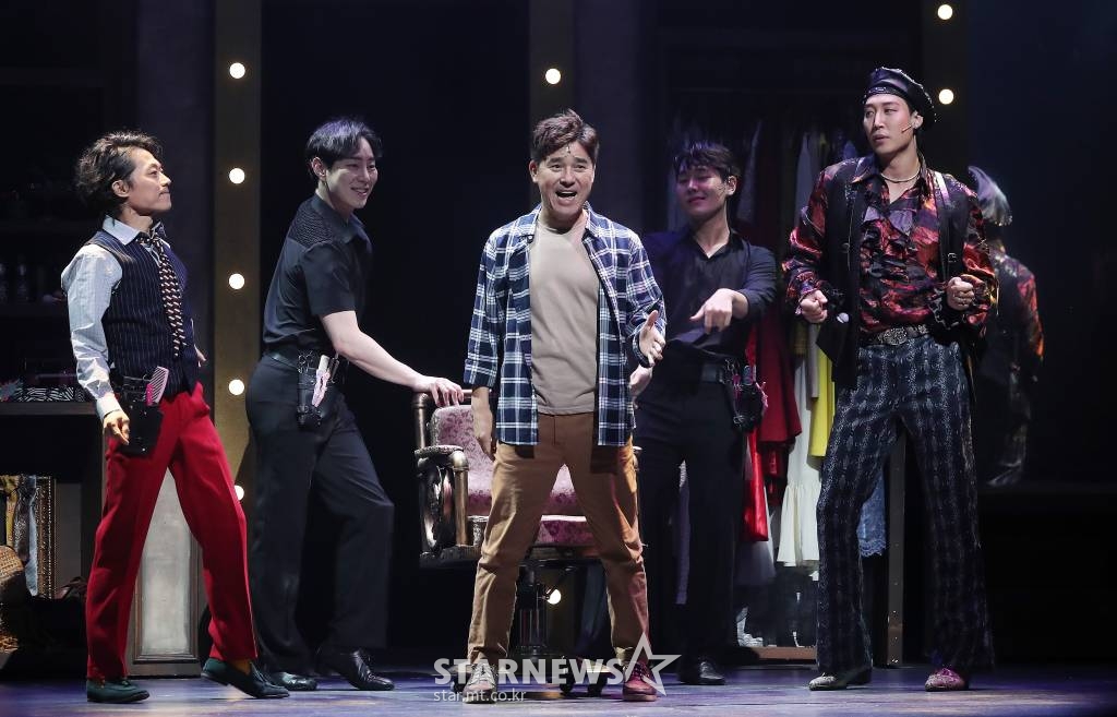 가수 겸 배우 임창정이 1일 오후 서울 송파구 롯데월드 샤롯데씨어터에서 진행된 뮤지컬 '미세스 다웃파이어' 프레스콜에 참석해 열연하고 있다. '다웃파이어'는 동명의 영화를 원작으로 한 작품으로, 이혼한 뒤 아이들이 보고 싶어 할머니로 분장해 전 부인의 가정부로 취직한 남성의 이야기를 코믹하게 담았다. 오는 11월까지 샤롯데씨어터에서 공연이 진행된다. 2022.09.01 /사진=김창현 기자 chmt@