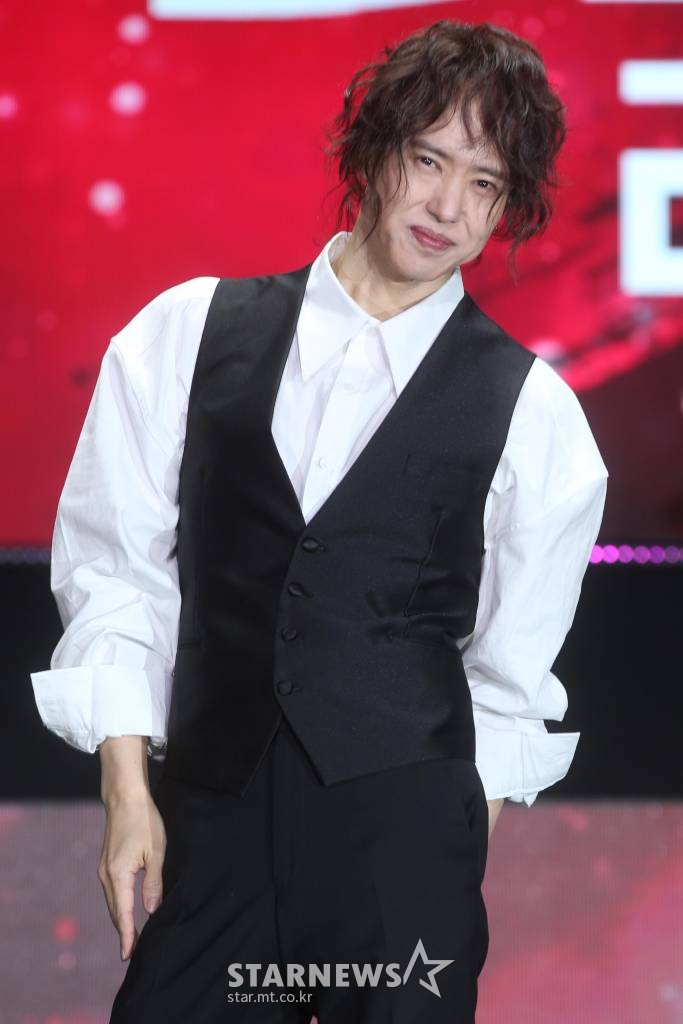 가수 양준일이 31일 오후 서울 광진구 세종대학교 대양홀에서 열린 '양준일의 선물' 팬미팅 기자간담회에서 포즈를 취하고 있다. /사진=강민석 기자 msphoto94@