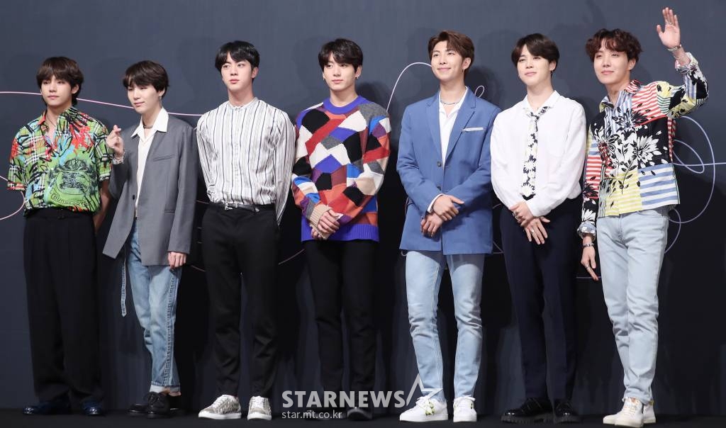 그룹 방탄소년단이 24일 오전 서울 중구 롯데호텔에서 진행된 정규 3집 앨범 'LOVE YOURSELF 轉 Tear' 발매 기념 기자간담회에 참석해 포즈를 취하고 있다. /사진=김휘선 기자 hwijpg@