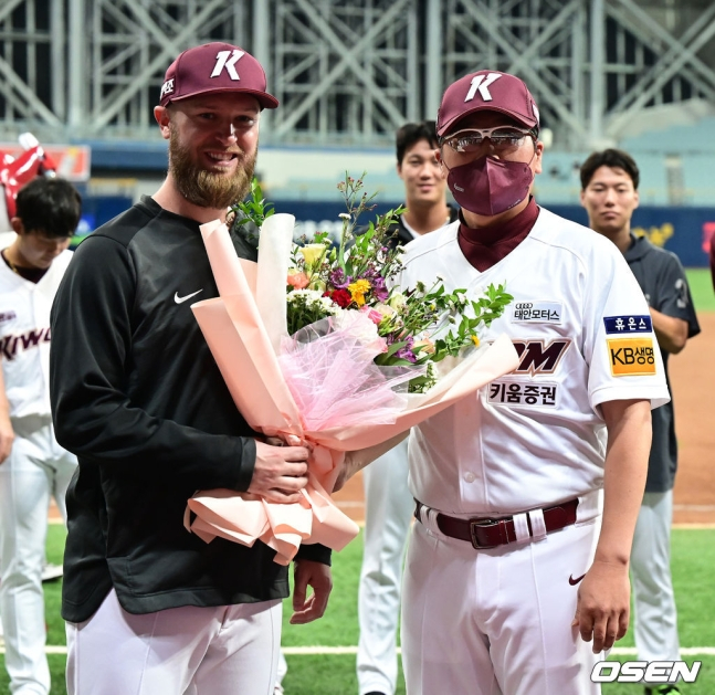 에릭 요키시(왼쪽)와 홍원기 감독이 2일 서울특별시 구로구 고척스카이돔에서 열린 한화 이글스와 2022 신한은행 SOL KBO리그 정규시즌 홈경기에서 승리한 후 50승 기념 촬영을 하고 있다.