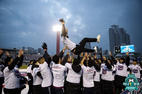 K리그1 승격 당시 팀 선수들의 축하를 받고 있는 김도균 수원FC 감독. /사진=한국프로축구연맹 제공