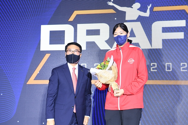 페퍼저축은행 김형실 감독과 어르헝(오른쪽)./사진=KOVO