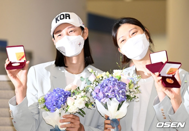 김연경(왼쪽)와 양효진.