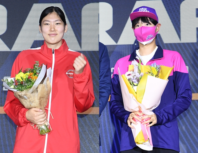 1순위로 페퍼저축은행 유니폼을 입은 체웬랍당 어르헝과 3순위로 흥국생명에 지명된 임혜림(오른쪽)./사진=KOVO