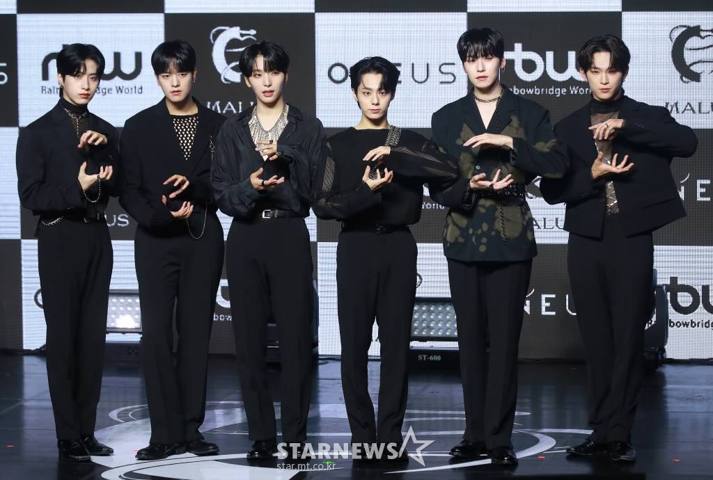 그룹 원어스(ONEUS)가 5일 오후 서울 광운대학교 동해문화예술관에서 진행된 미니 8집 '말루스'(MALUS) 발매기념 쇼케이스에서 포즈를 취하고 있다. /2022.09.05 /사진=이동훈 기자 photoguy@