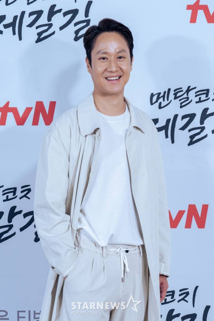 배우 정우가 6일 오후 온라인으로 진행된 tvN 월화드라마 '멘탈코치 제갈길' 제작발표회에 참석해 포즈를 취하고 있다. '멘탈코치 제갈길'은 멘탈코치가 되어 돌아온 전 국가대표가 선수들을 치유하며, 불의에 맞서 싸우는 멘탈케어 스포츠 활극이다. / 사진제공 = tvN /사진=김창현 기자 chmt@