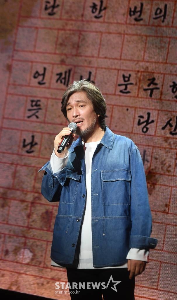 가수 임재범이 7일 오후 서울 청담동 일지아트홀에서 열린 정규 7집 '세븐 콤마(SEVEN,)'의 3막 '기억을 정리하며...'발매 기념 쇼케이스에 참석해 멋진 무대를 선보이고 있다. '기억을 정리하며...'는 2막에서 얻은 빛의 희망을 들고 가족의 상징이자 상처이기도 했던 집으로 다시 돌아와 창을 열고, 지난 시간들의 모든 감정과 기억들을 돌아보며 버릴 감정과 간직할 마음을 하나하나 정리하는 이야기를 담았다. 타이틀곡 '아버지 사진'을 비롯해 '내가 견뎌온 날들', '너란 사람'이 수록됐다. 2022.09.07 /사진=김창현 기자 chmt@