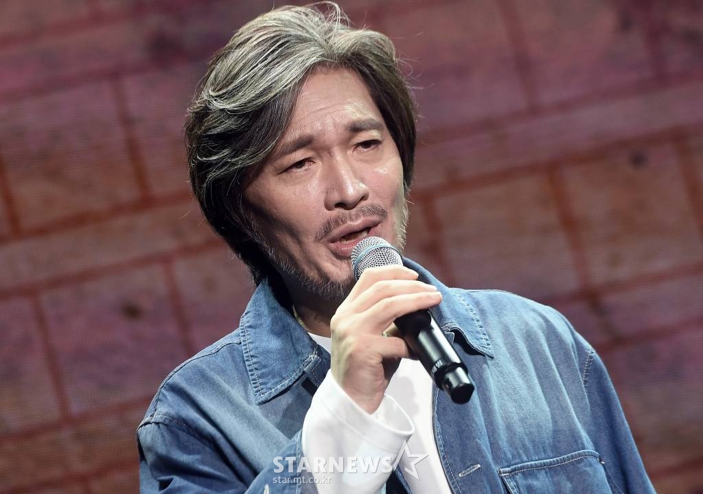 가수 임재범이 7일 오후 서울 강남구 청담동 일지아트홀에서 열린 정규 7집 '세븐 콤마(SEVEN,)'의 3막 '기억을 정리하며...'발매 기념 쇼케이스에서 멋진 무대를 선보이고 있다. '기억을 정리하며...'는 2막에서 얻은 빛의 희망을 들고 가족의 상징이자 상처이기도 했던 집으로 다시 돌아와 창을 열고, 지난 시간들의 모든 감정과 기억들을 돌아보며 버릴 감정과 간직할 마음을 하나하나 정리하는 이야기를 담았다. 타이틀곡 '아버지 사진'을 비롯해 '내가 견뎌온 날들', '너란 사람'이 수록됐다. 2022.09.07 /사진=김창현 기자 chmt@