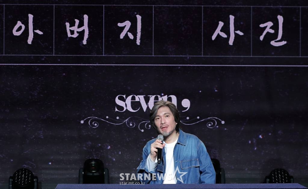 가수 임재범이 7일 오후 서울 강남구 청담동 일지아트홀에서 열린 정규 7집 '세븐 콤마(SEVEN,)'의 3막 '기억을 정리하며...'발매 기념 쇼케이스에서 취재진 질의에 답하고 있다. '기억을 정리하며...'는 2막에서 얻은 빛의 희망을 들고 가족의 상징이자 상처이기도 했던 집으로 다시 돌아와 창을 열고, 지난 시간들의 모든 감정과 기억들을 돌아보며 버릴 감정과 간직할 마음을 하나하나 정리하는 이야기를 담았다. 타이틀곡 '아버지 사진'을 비롯해 '내가 견뎌온 날들', '너란 사람'이 수록됐다. 2022.09.07 /사진=김창현 기자 chmt@
