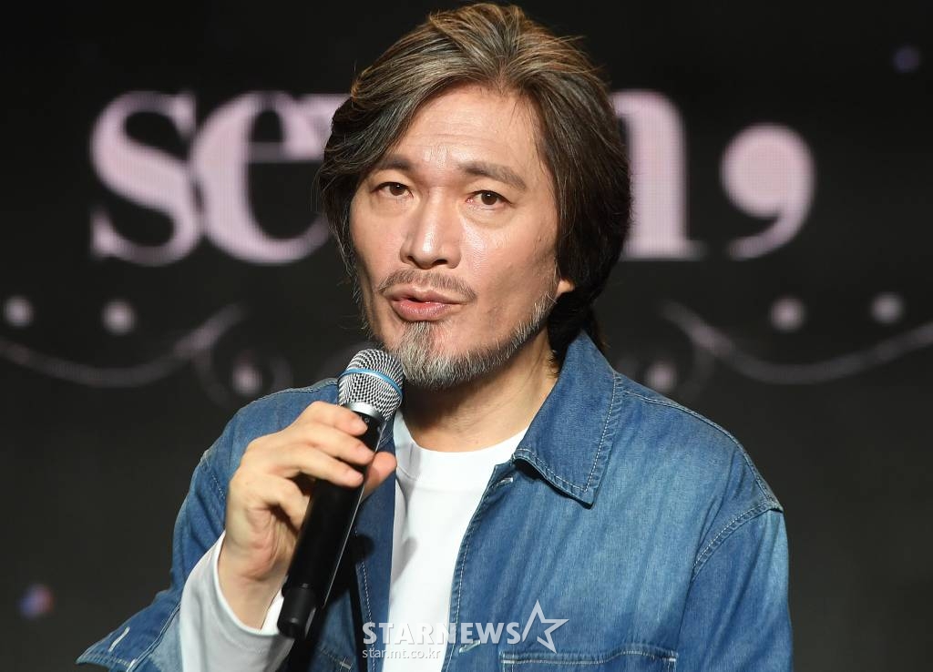 가수 임재범이 7일 오후 서울 청담동 일지아트홀에서 열린 정규 7집 '세븐 콤마(SEVEN,)'의 3막 '기억을 정리하며...'발매 기념 쇼케이스에 참석해 포즈를 취하고 있따. '기억을 정리하며...'는 2막에서 얻은 빛의 희망을 들고 가족의 상징이자 상처이기도 했던 집으로 다시 돌아와 창을 열고, 지난 시간들의 모든 감정과 기억들을 돌아보며 버릴 감정과 간직할 마음을 하나하나 정리하는 이야기를 담았다. 타이틀곡 '아버지 사진'을 비롯해 '내가 견뎌온 날들', '너란 사람'이 수록됐다. 2022.09.07 /사진=김창현 기자 chmt@