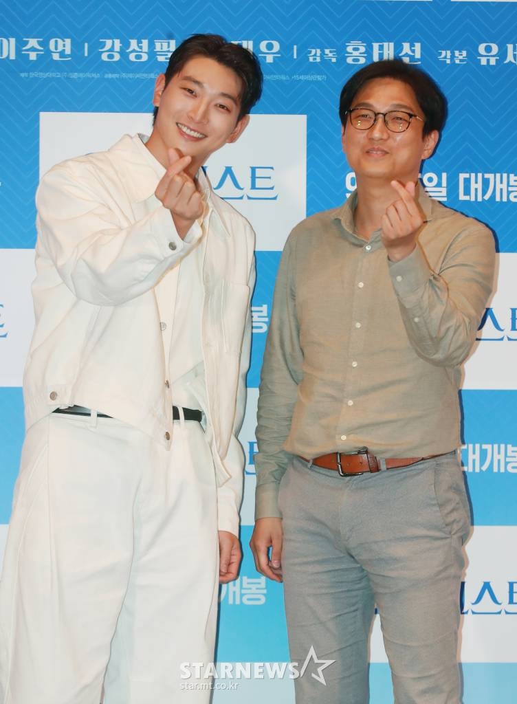 배우 정진운, 홍태선 감독이 7일 오후 서울 롯데시네마 건대입구점에서 진행된 영화 '오! 마이 고스트'(감독 홍태선) 언론시사회에 참석해 포즈를 취하고 있다. 귀신을 보는 스팩의 신입 FD 태민과 갈 곳 없는 붙박이 귀신 콩이가 스튜디오 사수를 위해 미스터리한 사건에 맞서 벌이는 코미디 영화 '오! 마이 고스트'는 오는 15일 개봉 예정이다. /2022.09.07 /사진=이동훈 기자 photoguy@