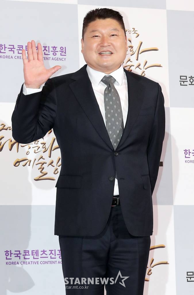 방송인 강호동이 28일 오후 서울 동대문구 경희대학교 평화의 전당에서 열린 '2020 대한민국 대중문화예술상'에 참석해 포즈를 취하고 있다. /사진=김창현 기자 chmt@