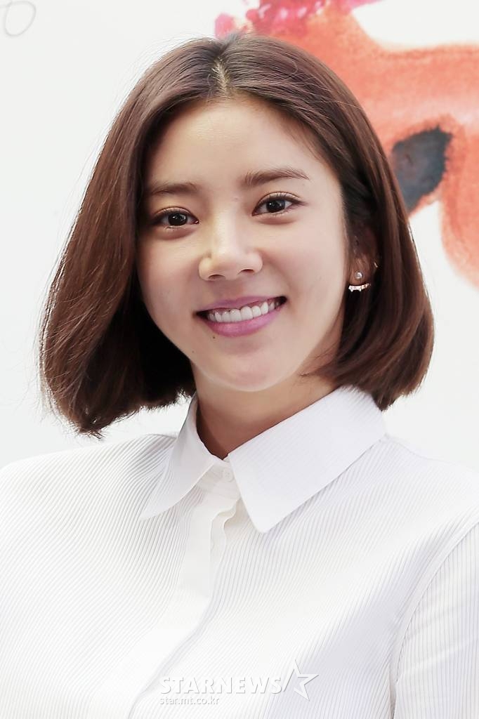 가수 손담비가 28일 오전 서울 강남구 갤러리아 백화점 압구정점에서 열린 '갤러리아 펫부티크 리오프닝 행사'에 참석해 포즈를 취하고 있다. /사진=박찬하 인턴기자 photoray@