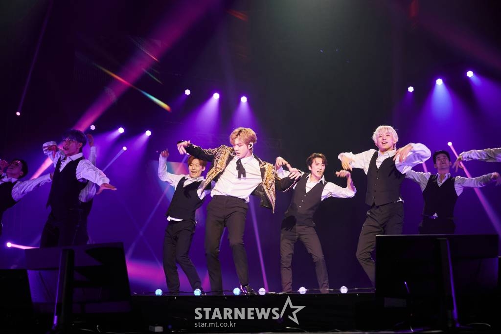 가수 강다니엘이 첫 솔로 콘서트를 개최했다.   강다니엘은 13일, 14일 양일간 서울 장충체육관에서 '2022 강다니엘 콘서트 퍼스트 퍼레이드 인 서울'을 개최하고 팬들과 만났다.   강다니엘 14일 콘서트에 앞서 소감에 대해 "앨범 갯수나 활동 기간에 비해 공연을 많이 하지 못해는데 마침내 콘서트를 하게 됐다. 드디어 무언가를 보여줄 수 있다는 생각이 들었다"라고 밝혔다.  강다니엘은 "한국, 서울에서 먼저 콘서트를 시작하고 이어 썸머소닉과 월드투어와 여러가지를 같이 시작하게 돼 기분이 남다르다"라며 "마침내 콘서트를 하게 돼 팬들과 호흡 맞추는 시간이 생겼다. 저의 공연을 보러 와주시고 저의 음악을 들어주시는 모든 분들께, 특별한 경험 소중한 경험이 되도록 노력하겠다. 잘 즐겨주시길 바란다"라고 전했다. / 사진제공 = 커넥트 엔터테인먼트 /사진=김창현 기자 chmt@