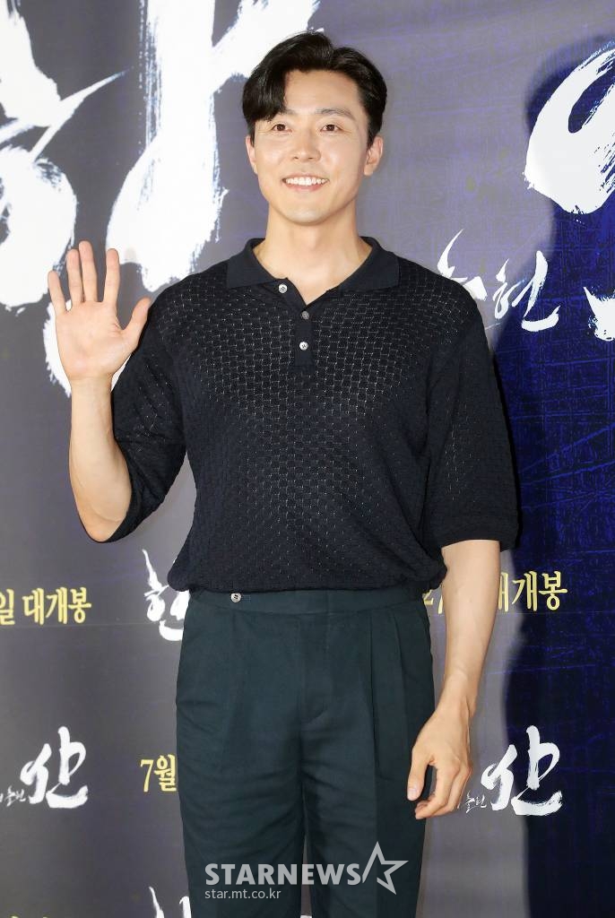 배우 이무생이 26일 오후 서울 송파구 잠실 롯데타워에서 열린 영화 '한산: 용의 출현' VIP시사회에 참석해 포즈를 취하고 있다.  '한산'은 명량해전 5년 전, 진군 중인 왜군을 상대로 조선을 지키기 위해 필사의 전략과 패기로 뭉친 이순신 장군과 조선 수군의 ‘한산해전’을 그린 전쟁 액션 대작이다. 오는 27일 개봉. 2022.07.26 /사진=김창현 기자 chmt@