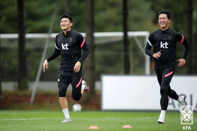 축구대표팀 훈련 중인 김민재(왼쪽)와 김영권. /사진=대한축구협회