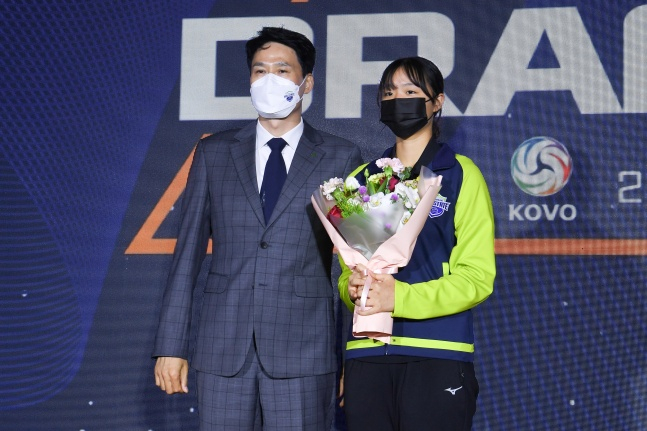 서가은(오른쪽)과 강성형 현대건설 감독./사진=한국배구연맹