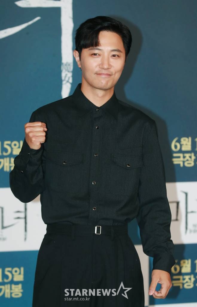 배우 진구가 24일 오전 서울 JW 메리어트 동대문 스퀘어 그랜드 볼룸에서 진행된 영화 '마녀2'(감독 박훈정) 제작발표회에 참석해 포즈를 취하고 있다.  초토화된 비밀연구소에서 홀로 살아남아 세상 밖으로 나오게 된 소녀 앞에 각기 다른 목적으로 그를 쫓는 세력들이 모여들면서 벌어지는 일을 그린 액션 영화 '마녀 2'는 6월 15일 개봉한다. /2022.05.24 /사진=이동훈 기자 photoguy@