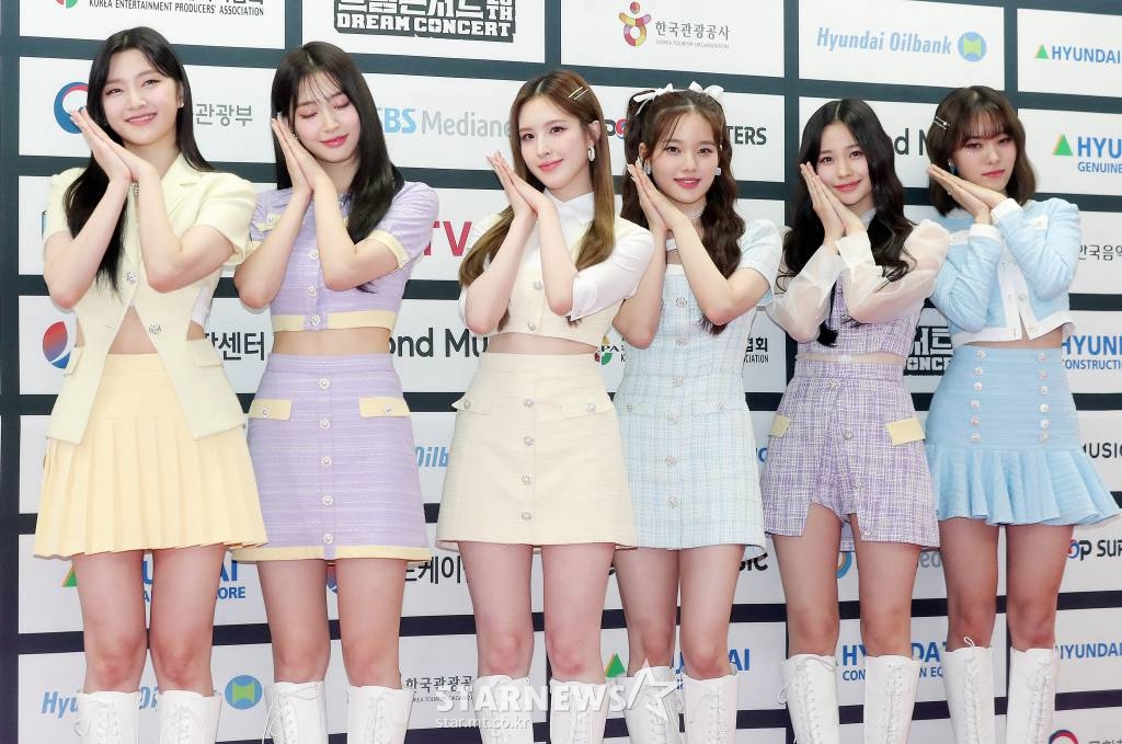 걸그룹 위클리가 18일 오후 서울 송파구 잠실 올림픽주경기장에서 진행된 '2022 드림콘서트' 포토월 행사에 참석해 포즈를 취하고 있다. 2022.06.18 /사진=김창현 기자 chmt@
