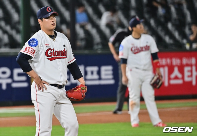 롯데 나균안(왼쪽).
