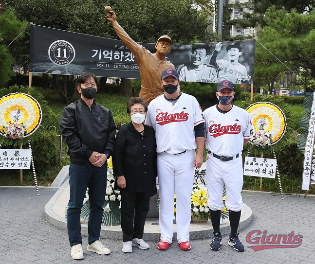 이석환 롯데 대표이사, 김정자 여사(최동원 모친), 이대호, 래리 서튼 롯데 감독이 14일 부산 사직야구장 앞에서 열린 고 최동원 11주기 추도식에 참석했다. /사진=롯데 자이언츠 제공