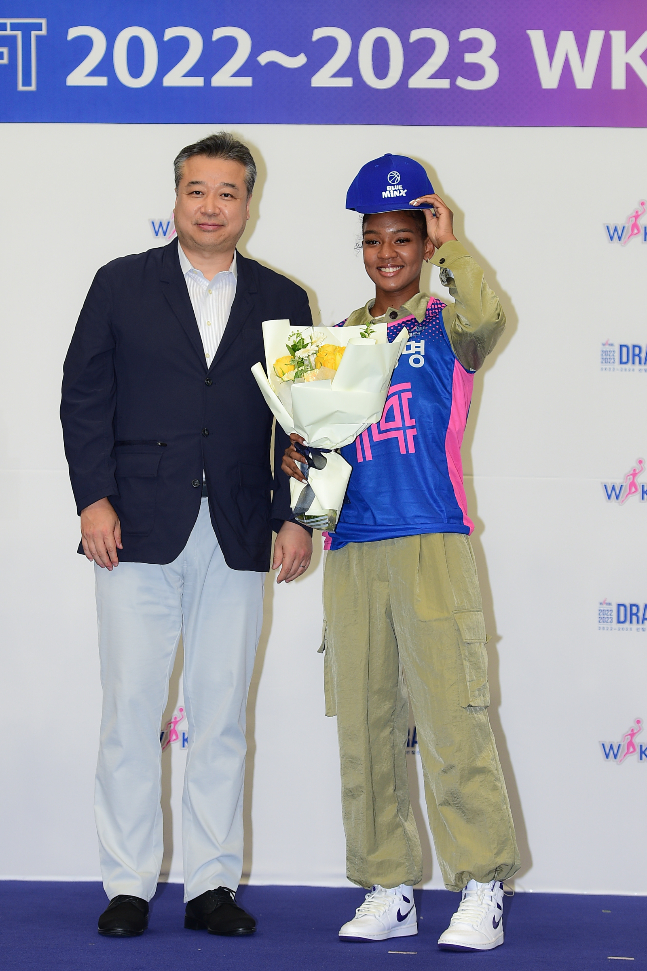 2022~2023 WKBL 신인 드래프트 전체 1순위로 삼성생명 유니폼을 입게 된 WNBA 출신 키아나 스미스. /사진=WKBL