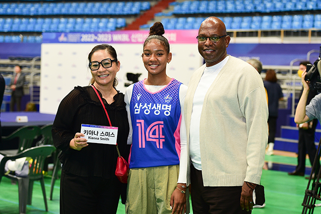 2022~2023 WKBL 신입 선수 선발회에서 전체 1순위로 삼성생명의 지명을 받은 뒤 부모님과 함께 기념 사진을 촬영하고 있는 키아나 스미스(가운데). /사진=WKBL