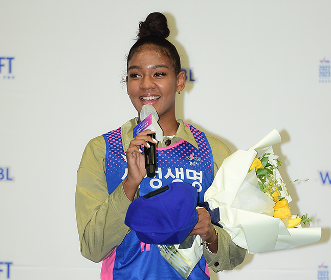 16일 인천 도원체육관에서 열린 2022~2023 WKBL 신입 선수 선발회에서 전체 1순위로 삼성생명의 지명을 받은 뒤 한국말로 소감을 밝히고 있는 키아나 스미스. /사진=WKBL