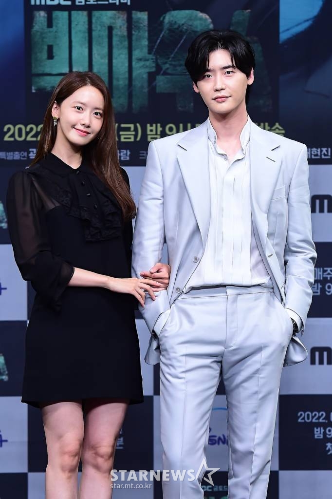 배우 임윤아, 이종석이 29일 오전 온라인 생중계로 진행된 MBC 새 드라마 '빅마우스' 제작발표회에 참석해 포즈를 취하고 있다. 승률 10%의 생계형 변호사가 우연히 맡게 된 살인 사건에 휘말려 하루아침에 희대의 천재 사기꾼 '빅마우스(Big Mouse)'가 되어 살아남기 위해, 그리고 가족을 지키기 위해 거대한 음모로 얼룩진 특권층의 민낯을 파헤쳐 가는 이야기 '빅마우스'는 오늘(29일) 첫 방송된다. /사진제공=MBC 2022.07.29 /사진=이동훈 기자 photoguy@