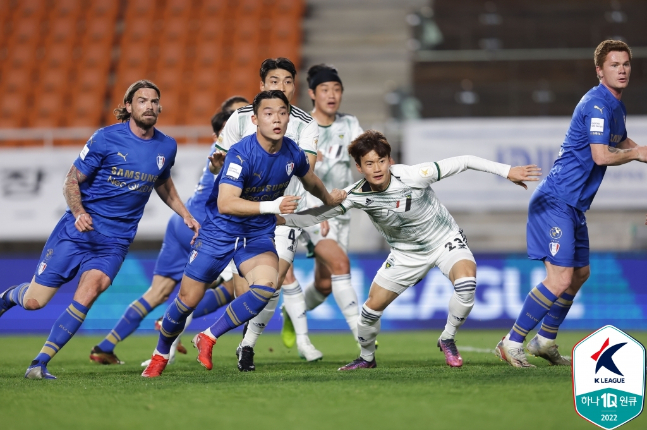 지난 4월 수원월드컵경기장에서 열렸던 수원삼성과 전북현대의 경기 모습. /사진=한국프로축구연맹