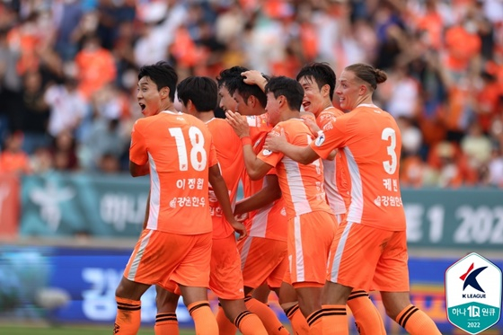 극적으로 파이널A 진출을 확정 지은 강원FC 선수들. /사진=한국프로축구연맹 제공