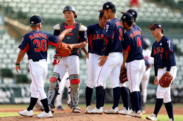 마부치 시로 일본 U-18 대표팀 감독(맨 왼쪽). /사진=사무라이 재팬 홈페이지 갈무리