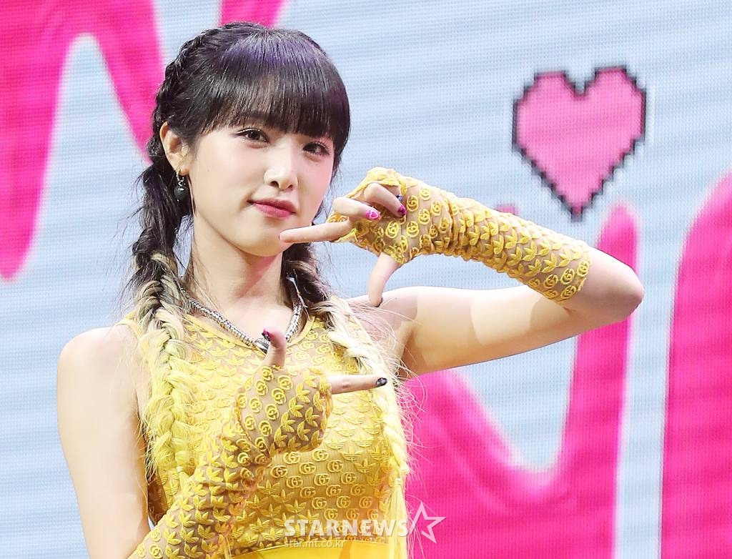 가수 최예나(YENA)가 3일 오후 서울 광장동 예스24 라이브홀에서 진행된 두 번째 미니앨범 '스마트폰(SMARTPHONE)' 쇼케이스에 참석해 포즈를 취하고 있다. 최예나의 타이틀곡 '스마트폰(SMARTPHONE)'은 에너제틱한 드럼 비트와 전자베이스 사운드가 매력적인 곡으로, 스마트폰이 일상이자 친구가 되어버린 현시대를 최예나의 시선으로 재기발랄하게 표현했다. 2022.08.03 /사진=김창현 기자 chmt@