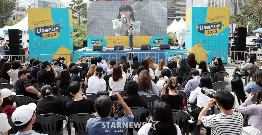 가수 서기가 17일 오후 서울 중구 청계광장에서 열린 머니투데이와 한국지능정보사회진흥원(NIA)이 주최하고 방송통신위원회와 서울시가 후원하는 '2022 u클린 콘서트'에서 멋진 무대를 선보이고 있다. /사진=김휘선 기자 hwijpg@