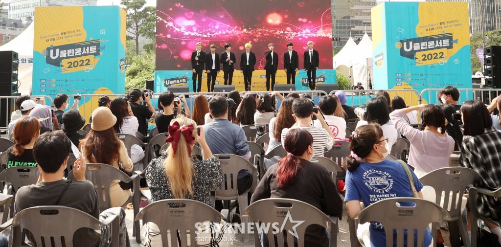 그룹 킹덤이 17일 오후 서울 중구 청계광장에서 열린 머니투데이와 한국지능정보사회진흥원(NIA)이 주최하고 방송통신위원회와 서울시가 후원하는 '2022 u클린 콘서트'에서 멋진 무대를 선보이고 있다. /사진=김휘선 기자 hwijpg@