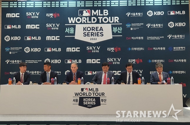 19일 부산광역시청에서 2022 메이저리그(MLB) 월드 투어 기자회견이 열렸다. 왼쪽부터 이항준 프로모터 대표, 송선재 MLB 한국지사장, 짐 스몰 MLB 수석부사장, 허구연 KBO 총재, 박형준 부산광역시장, 장창익 동원개발 전무이사. /사진=양정웅 기자