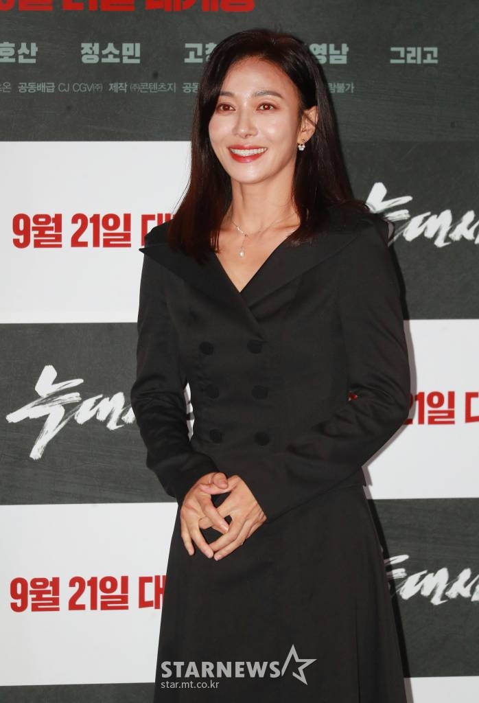 배우 장영남이 19일 오후 서울 CGV용산아이파크몰에서 진행된 영화 '늑대사냥'(감독 김홍선) 언론시사회에 참석해 포즈를 취하고 있다. /2022.09.19 /사진=이동훈 기자 photoguy@