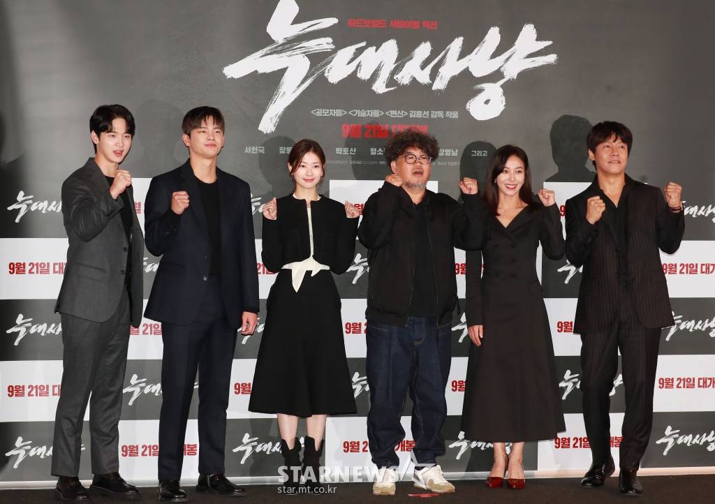 배우 장동윤, 서인국, 정소민, 김홍선 감독, 배우 장영남, 박호산이 19일 오후 서울 CGV용산아이파크몰에서 진행된 영화 '늑대사냥'(감독 김홍선) 언론시사회에 참석해 포즈를 취하고 있다. /2022.09.19 /사진=이동훈 기자 photoguy@