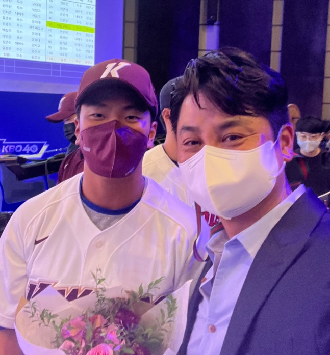 김건희(왼쪽)와 김덕윤 원주고 감독./사진=김덕윤 감독 제공